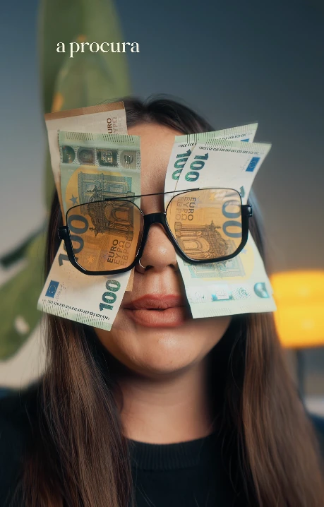 Composição com uma garota e notas de dinheiro como óculos